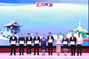 Đại diện các LHS tiêu biểu được Đại sứ quán nước CHDCND Lào tại Việt Nam khen thưởng. 