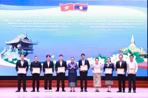 Đại diện các LHS tiêu biểu được Đại sứ quán nước CHDCND Lào tại Việt Nam khen thưởng. 