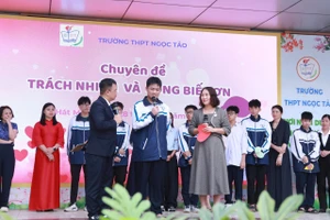 Học sinh và phụ huynh cùng tham gia chuyên đề để tiếp thu nhiều bài học ý nghĩa. 
