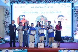 BTC trao giải cho 3 thí sinh xuất sắc nhất. Ảnh: BTC.