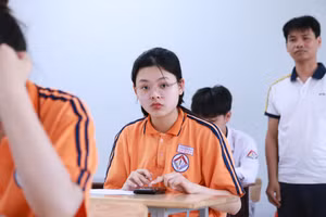 Học sinh lớp 12 tại Trường THPT Trần Hưng Đạo - TP Nam Định tham gia thi thử tốt nghiệp THPT năm 2025. Ảnh: Đình Tuệ.