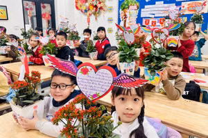 Những chậu hoa nhỏ mang thông điệp yêu thương, biết ơn của học sinh gửi tới mẹ nhân ngày 8/3.