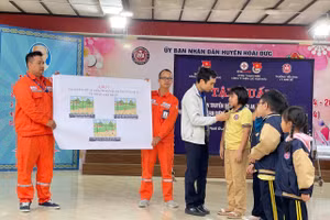 Học sinh Trường Tiểu học Lý Nam Đế được dạy về một số kỹ năng an toàn khi sử dụng điện dưới sự hướng dẫn của cán bộ ngành Điện lực. 