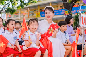 Cô trò Trường Tiểu học Yên Nghĩa (Yên Nghĩa, Hà Nội) hân hoan trong ngày khai giảng năm học mới 2025-2026. 