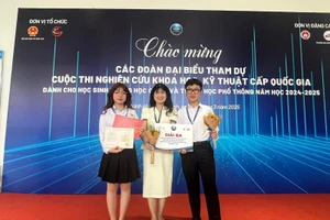 Cô Trần Thị Lan Dung và các em Nguyễn Bảo Ngọc và Trần Nhật Minh đến từ Trường THPT Nguyễn Khuyến - TP Nam Định, tỉnh Nam Định. 