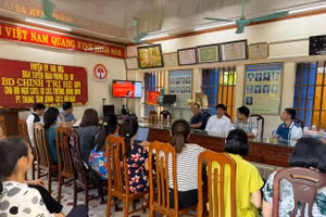 Các thầy cô ở các nhà trường tập trung lắng nghe chia sẻ từ diễn giả của hội nghị trực tuyến.