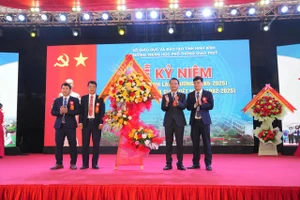 Ông Đặng Xuân Phong (thứ 2 từ phải qua) - Bí thư Tỉnh ủy Ninh Bình thay mặt lãnh đạo tỉnh tặng hoa chúc mừng 60 năm thành lập Trường THPT Giao Thủy. 