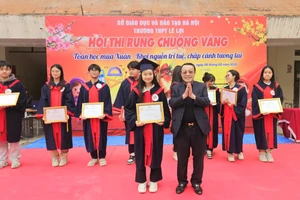TS Lê Xuân Trung trao giải Nhất chung cuộc cho nữ sinh đến từ lớp 11A6.