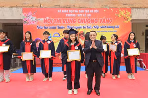 TS Lê Xuân Trung trao giải Nhất chung cuộc cho nữ sinh đến từ lớp 11A6.