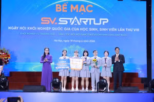 Ban tổ chức trao giải Nhất cho nhóm dự án FRESH TASTE - Gia vị lên men tự nhiên của Sở GD&ĐT Hà Nội. 