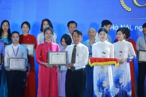 Đại diện Chi hội nhà báo Báo Giáo dục và Thời đại nhận giải C gian trưng bày ấn tượng tại Hội Báo toàn quốc năm 2025. Ảnh: Xuân Phú.
