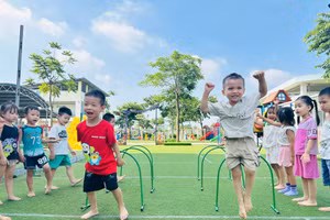 Trẻ tại Trường Mầm non An Khánh B (An Khánh, Hà Nội) trong một hoạt động ngoài trời. Ảnh: Khôi Nguyên.