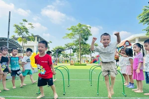 Trẻ tại Trường Mầm non An Khánh B (An Khánh, Hà Nội) trong một hoạt động ngoài trời. Ảnh: Khôi Nguyên.