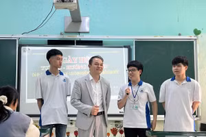 Học sinh Trường THPT Kim Ngọc lắng nghe tư vấn từ chuyên gia hướng nghiệp.