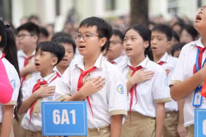 Các em học sinh lớp 6 Trường THCS Thái Thịnh trong lễ khai giảng năm học 2024-2025. 