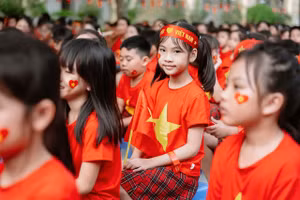 Các em học sinh Trường Tiểu học Nam Trung Yên cùng hòa chung tiếng ca và màu cờ Tổ quốc để chào mừng 80 năm Cách mạng Tháng 8 và Quốc khánh 2/9.