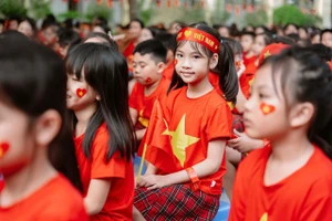 Các em học sinh Trường Tiểu học Nam Trung Yên cùng hòa chung tiếng ca và màu cờ Tổ quốc để chào mừng 80 năm Cách mạng Tháng 8 và Quốc khánh 2/9.
