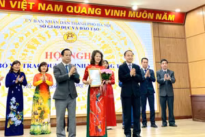 Cô Nguyễn Thị Nhâm Huyền - Hiệu trưởng Trường THPT Phan Đình Phùng được điều động, bổ nhiệm làm Hiệu trưởng Trường THPT Trương Định, quận Hoàng Mai. 