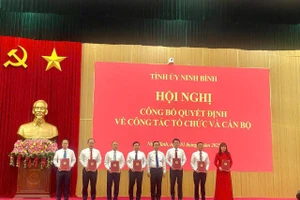Lãnh đạo UBND tỉnh Ninh Bình trao quyết định bổ nhiệm Giám đốc Sở GD&ĐT Ninh Bình cho ông Nguyễn Tiến Dũng (thứ 4 từ trái sang) và 6 Phó Giám đốc Sở. (Ảnh: Sở GD&ĐT Ninh Bình)