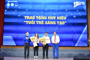 Anh Nguyễn Minh Triết (bìa trái) - Bí thư Trung ương Đoàn, Chủ tịch Trung ương Hội Sinh viên Việt Nam và Giám đốc Học viện Tài chính Nguyễn Đào Tùng trao tặng huy hiệu "Tuổi trẻ sáng tạo" cho hai sinh viên xuất sắc. 