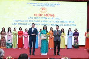 Lãnh đạo Sở GD&ĐT Hà Nội trao thưởng cho các thầy cô đoạt giải Nhất của Hội thi. Ảnh: Đình Tuệ.