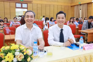 Thầy Phạm Văn Hoan (phải) - Hiệu trưởng Trường Tiểu học Bình Minh và khách mời dự hội thảo. 