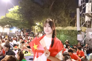 Chị Nguyễn Thị Linh trú xã Tây Phương (Hà Nội) bày tỏ niềm vui và hồi hộp như đón giao thừa để được xem diễu binh vào sáng mai, 2/9. Ảnh: Đình Tuệ.