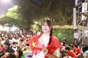 Chị Nguyễn Thị Linh trú xã Tây Phương (Hà Nội) bày tỏ niềm vui và hồi hộp như đón giao thừa để được xem diễu binh vào sáng mai, 2/9. Ảnh: Đình Tuệ.