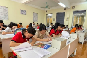 Học sinh Trường PTDTBT Tiểu học và THCS Thung Nai trong giờ học Toán trên lớp. Ảnh: NTCC.