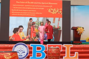 Học sinh Trường THCS Bắc Từ Liêm giới thiệu về Tết cổ truyền của dân tộc bằng tiếng Anh. 