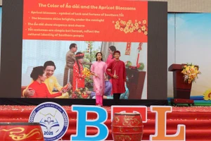 Học sinh Trường THCS Bắc Từ Liêm giới thiệu về Tết cổ truyền của dân tộc bằng tiếng Anh. 