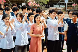 Cô trò Trường THCS Hải Xuân, huyện Hải Hậu, tỉnh Nam Định. Ảnh tư liệu: Hải Sơn.