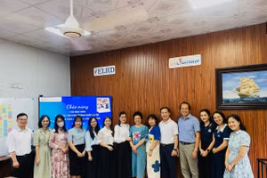 Các học viên tham dự khai giảng "Chương trình thực tập sinh lãnh đạo giáo dục trẻ khóa 1" chụp ảnh với các chuyên gia.