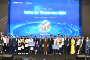 Ban tổ chức trao giải Nhất cho các em học sinh với sản phẩm dự thi mang đầy tính sáng tạo.