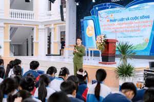 Cán bộ Công an TP Hà Nội phân tích cho học sinh biết về tác hại và những hệ lụy của việc tự chế pháo nổ gây ra.