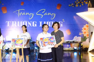 Học sinh Trường THCS&THPT Lương Thế Vinh vẽ tranh để bán đấu giá làm từ thiện giúp trẻ em vùng cao. 