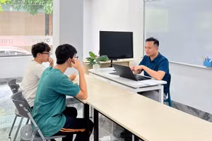 Học sinh lớp 12 tới Viện Tâm lý Giáo dục và Đào tạo nghe tư vấn từ chuyên gia. Ảnh: NVCC.