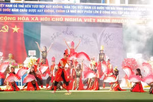 Văn nghệ luôn là hoạt động được học sinh đón đợi nhiều nhất trong các buổi ngoại khoá của trường. 