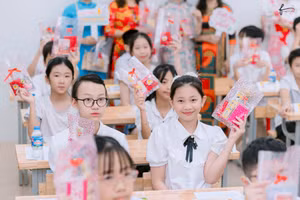 Học sinh lớp 6 tại Hà Nội trong ngày đầu năm học 2025-2026. Ảnh: Đình Tuệ. 