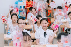 Học sinh lớp 6 tại Hà Nội trong ngày đầu năm học 2025-2026. Ảnh: Đình Tuệ. 