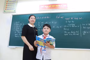 Cô trò lớp 6A, Trường THCS Vân Hòa, xã Yên Bài (Hà Nội) trong giờ học Ngữ văn. Ảnh: Đình Tuệ.