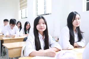 Học sinh lớp 12 Trường THPT Trương Định, Hà Nội trong giờ học trên lớp. Ảnh: Đình Tuệ.