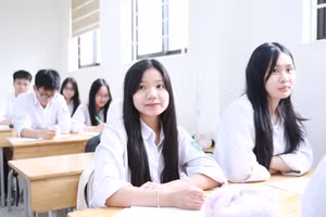 Học sinh lớp 12 Trường THPT Trương Định, Hà Nội trong giờ học trên lớp. Ảnh: Đình Tuệ. 