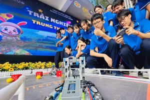 Học sinh tham gia trải nghiệm tại ngày hội STEM. 