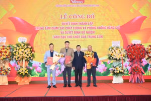 Lãnh đạo Hiệp hội Chống hàng giả và Bảo vệ thương hiệu Việt Nam trao quyết định bổ nhiệm lãnh đạo chủ chốt của Trung tâm QSAC. 