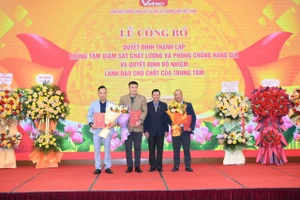 Lãnh đạo Hiệp hội Chống hàng giả và Bảo vệ thương hiệu Việt Nam trao quyết định bổ nhiệm lãnh đạo chủ chốt của Trung tâm QSAC. 