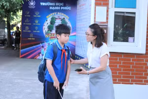 Mỗi lời chào, lời động viên của cô Lý mỗi sáng đều giúp truyền năng lượng tích cực tới các em học trò. Ảnh: Đình Tuệ.