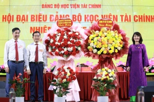 Bà Nguyễn Thị Thu Lan, Phó Bí thư chuyên trách Đảng ủy Bộ Tài chính tặng hoa chúc mừng Đại hội Đảng bộ Học viện Tài chính.