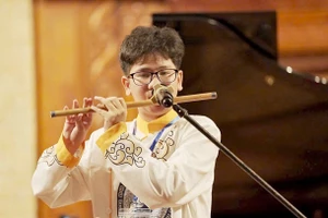 Trịnh Anh Kiệt biểu diễn tài năng Sáo trúc của mình tại cuộc thi. Ảnh: NVCC.