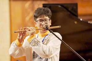 Trịnh Anh Kiệt biểu diễn tài năng Sáo trúc của mình tại cuộc thi. Ảnh: NVCC.